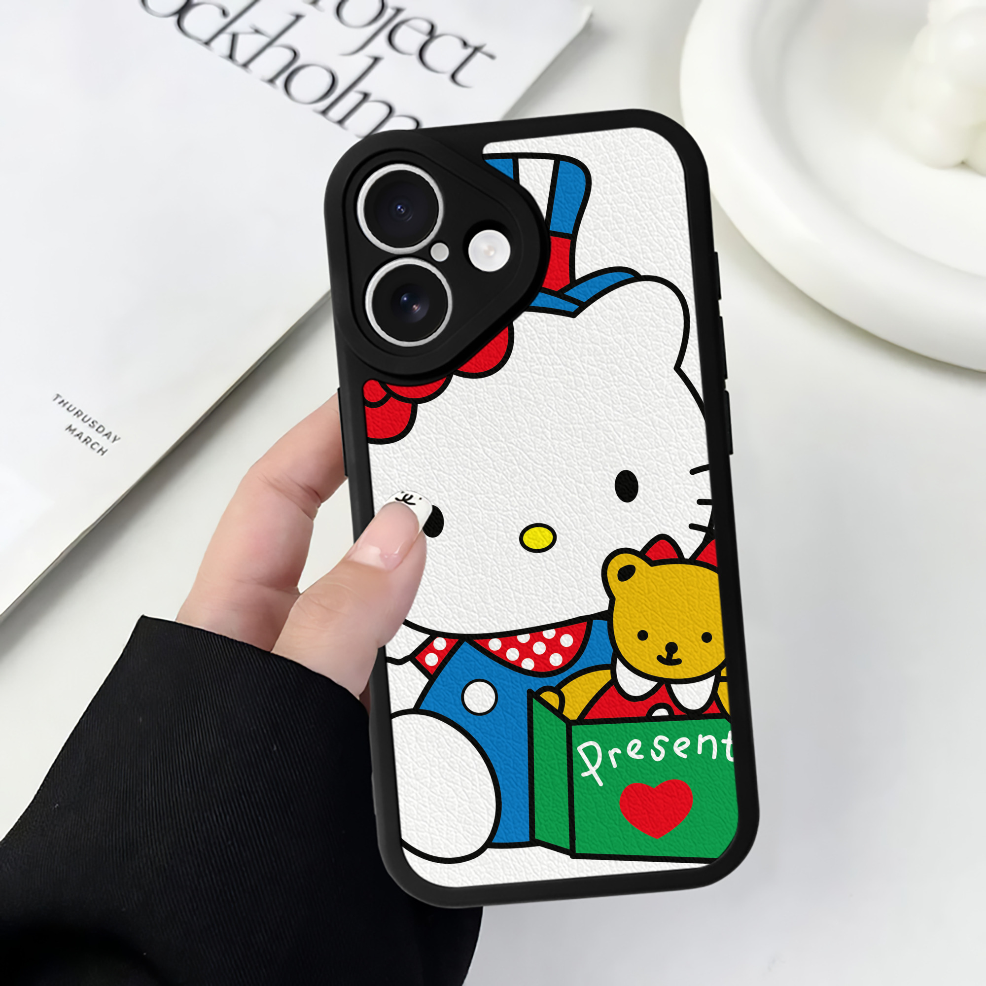 （画像用） Hello Kitty ハローキティ 【iPhone 16シリーズ対応】シリコンスマホケース（レザー調） 材質：シリコン